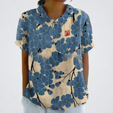 Blanc avec fleurs bleues